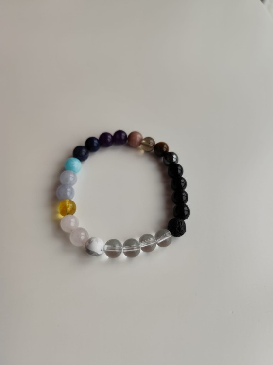 Bransoletka z kamieni - Tygrysie oko, lava, kwarc różowy, lapis lazuli, kryształ, ametyst, obsydian, hematyt i lepidolit - widok pod kątem