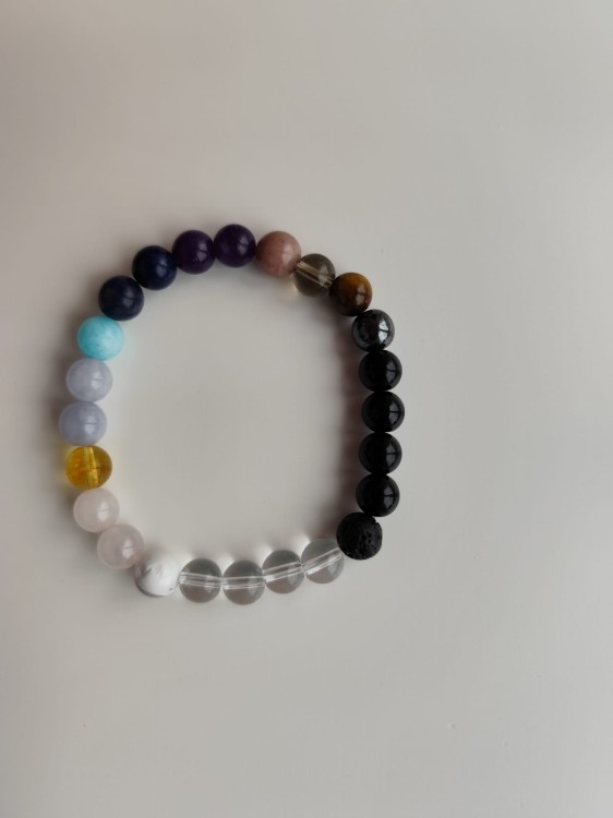 Bransoletka z kamieni - Tygrysie oko, lava, kwarc różowy, lapis lazuli, kryształ, ametyst, obsydian, hematyt i lepidolit - widok z góry