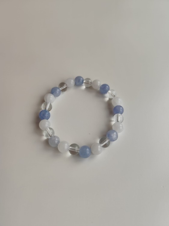 Bransoletka z kamieni - Angelit, kwarc i kryształ - widok pod kątem