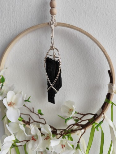 Domowy amulet ochronny z turmalinem - zbliżenie na kamień