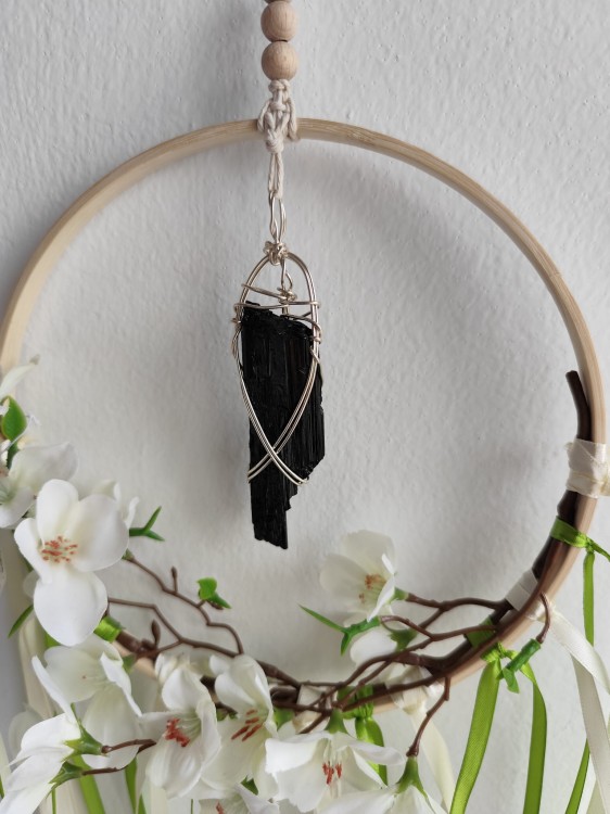 Domowy amulet ochronny z turmalinem - zbliżenie na kamień