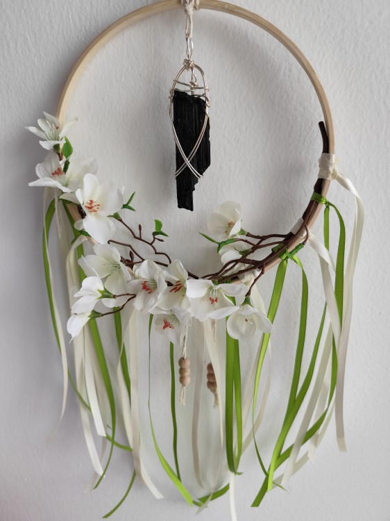 Domowy amulet ochronny z turmalinem - zbliżenie