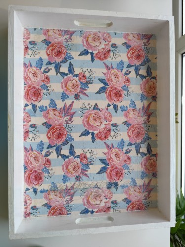 Ręcznie dekorowana taca z drewna z motywem kwiatowym - widok z góry