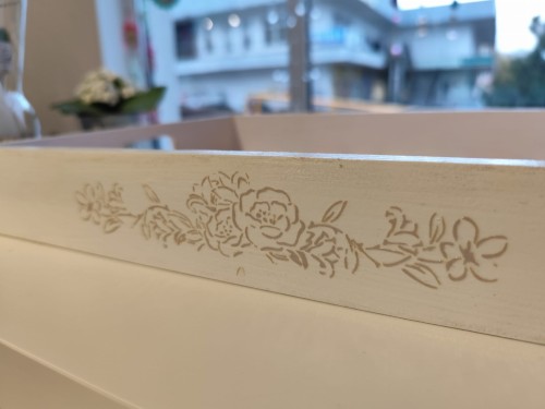 Ręcznie dekorowana taca z drewna z motywem kwiatowym - widok na dekor boczny