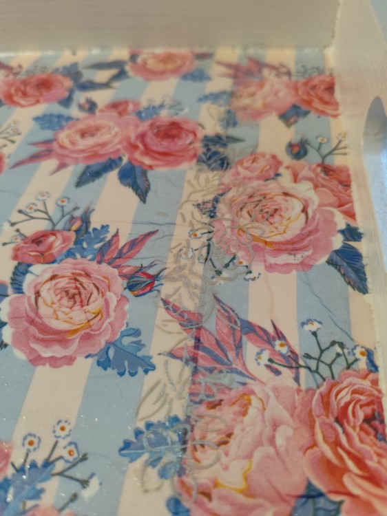 Ręcznie dekorowana taca z drewna z motywem kwiatowym - widok na dekor środkowy