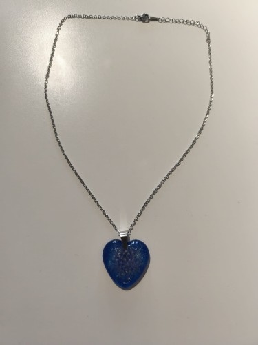 Zawieszka z niebieskiej żywicy z nasionami dmuchawca i kruszonym szkłem na łańcuszku