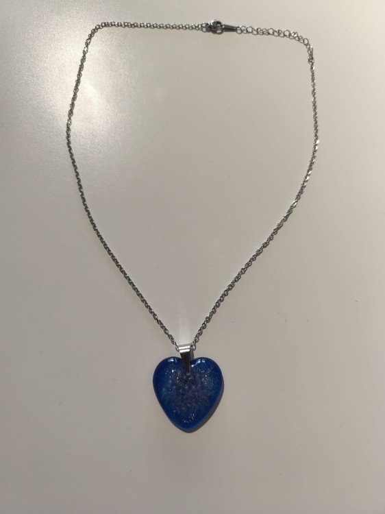 Zawieszka z niebieskiej żywicy z nasionami dmuchawca i kruszonym szkłem na łańcuszku