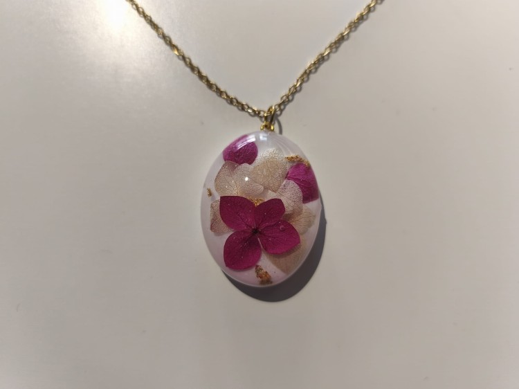 Zawieszka z białej żywicy z hortensją i złotą folią - widok zbliżony