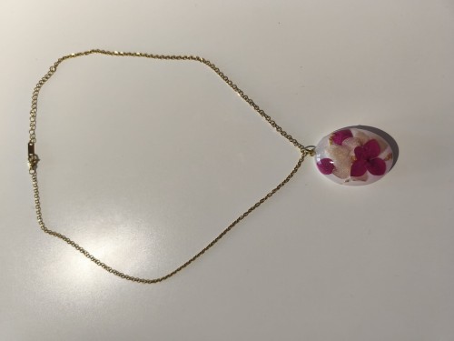 Zawieszka z białej żywicy z hortensją i złotą folią na łańcuszku