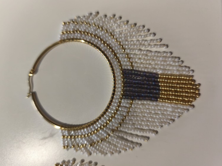 Kolczyki z koralików TOHO w kolorystyce bieli, fioletu i złota na złotym kole