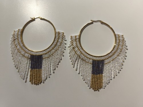 Kolczyki z koralików TOHO w kolorystyce bieli, fioletu i złota na złotym kole