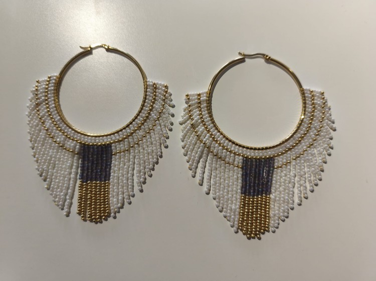 Kolczyki z koralików TOHO w kolorystyce bieli, fioletu i złota na złotym kole