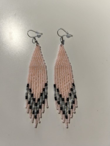 Kolczyki z koralików TOHO w kolorystyce różu oraz szarości