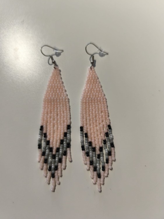 Kolczyki z koralików TOHO w kolorystyce różu oraz szarości