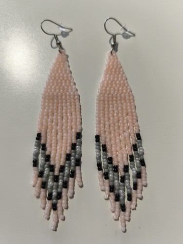 Kolczyki z koralików TOHO w kolorystyce różu oraz szarości - widok zbliżony