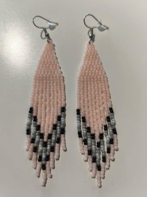 Kolczyki z koralików TOHO w kolorystyce różu oraz szarości - widok zbliżony
