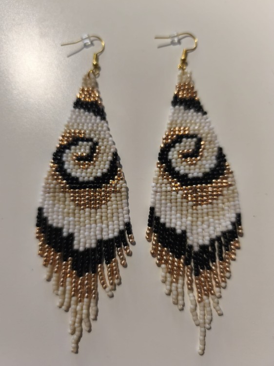 Kolczyki z koralików TOHO w kolorystyce bieli, złota i czerni - widok zbliżony