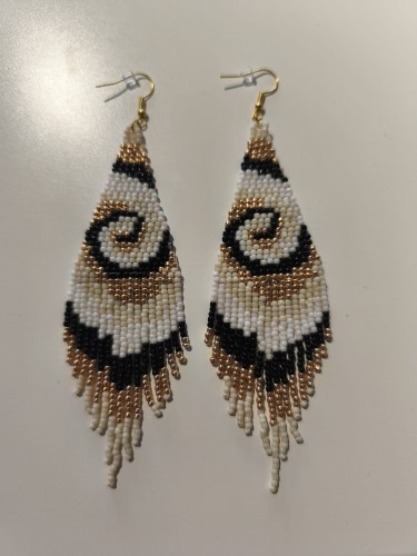 Kolczyki z koralików TOHO w kolorystyce bieli, złota i czerni