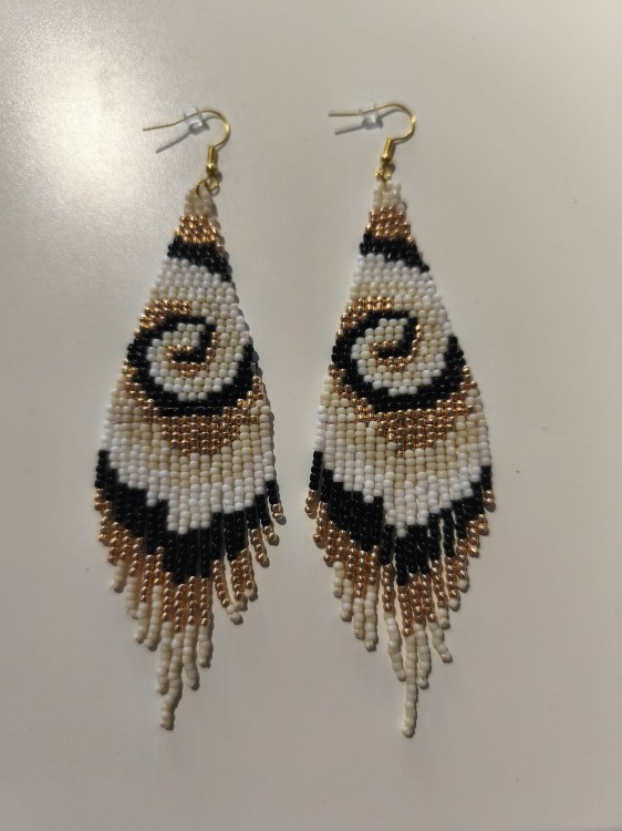 Kolczyki z koralików TOHO w kolorystyce bieli, złota i czerni