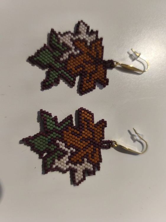 Kolczyki z koralików TOHO w kształcie liści w kolorze brązu, zieleni i bieli - widok zbliżony