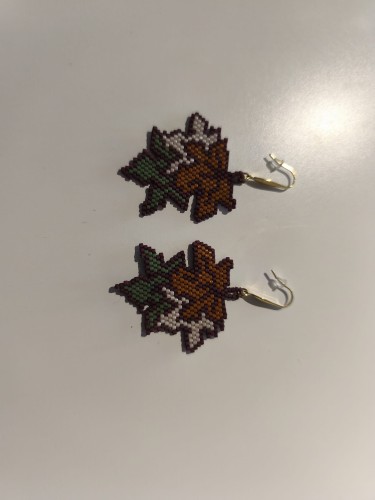 Kolczyki z koralików TOHO w kształcie liści w kolorze brązu, zieleni i bieli