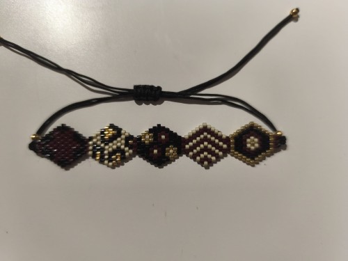 Bransoletka z koralików MIYUKI w kolorach czerni, bieli, brązu i złota na czarnym sznurku - widok z góry