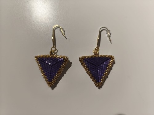 Kolczyki z koralików TOHO w kolorach fioletu i złota - widok z góry