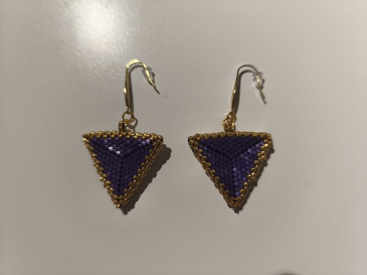 Kolczyki z koralików TOHO w kolorach fioletu i złota - widok z góry