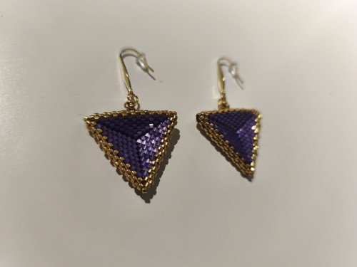 Kolczyki z koralików TOHO w kolorach fioletu i złota - widok pod kątem