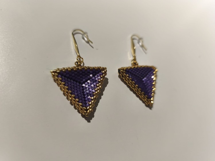 Kolczyki z koralików TOHO w kolorach fioletu i złota - widok pod kątem