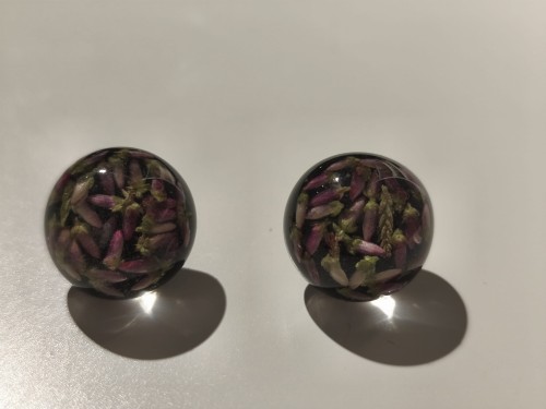 Kolczyki z ciemnej żywicy z nasionami wrzosu - widok zbliżony