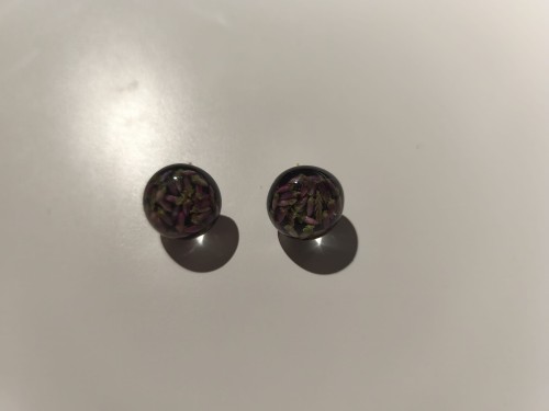 Kolczyki z ciemnej żywicy z nasionami wrzosu