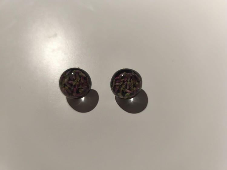 Kolczyki z ciemnej żywicy z nasionami wrzosu