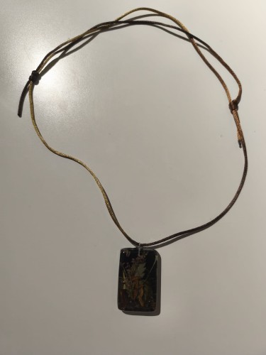 Zawieszka prostokątna z ciemnej żywicy z zatopioną florą leśną