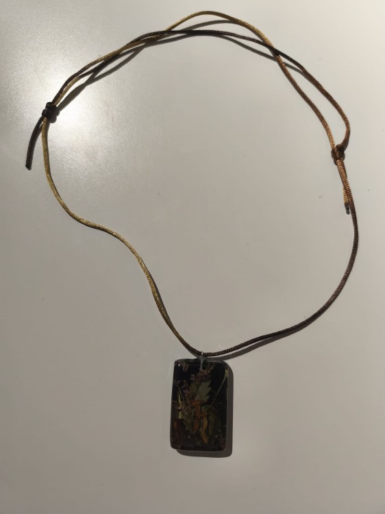 Zawieszka prostokątna z ciemnej żywicy z zatopioną florą leśną