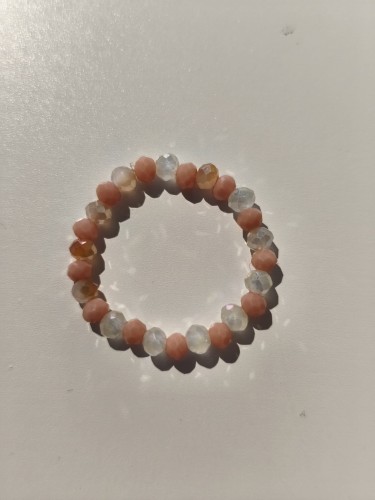 Pierścionek z bezbarwnych i brzoskwiniowych kamieni