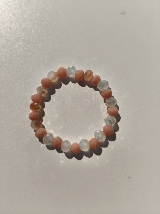 Pierścionek z bezbarwnych i brzoskwiniowych kamieni