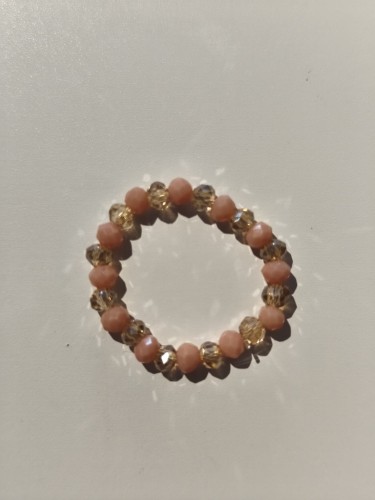 Pierścionek z jasnożółtych i brzoskwiniowych kamieni