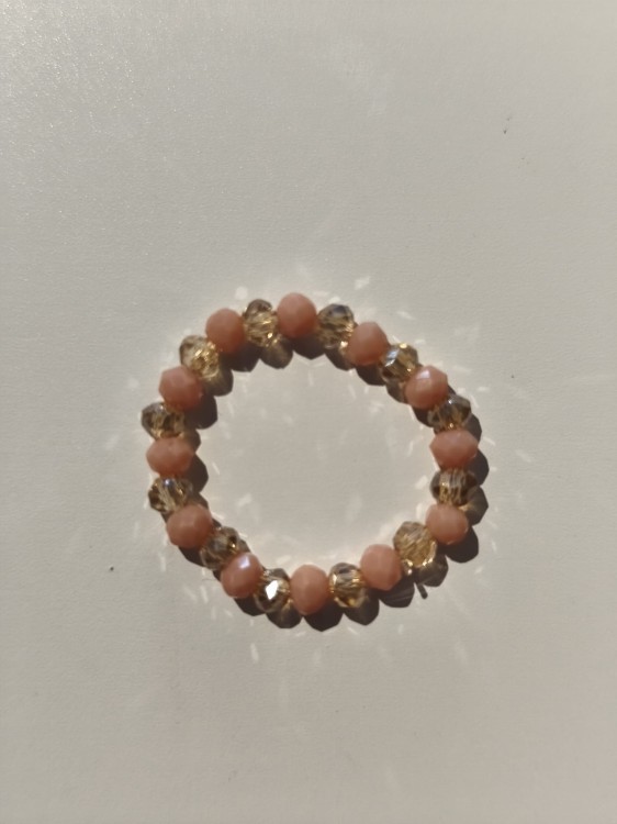 Pierścionek z jasnożółtych i brzoskwiniowych kamieni