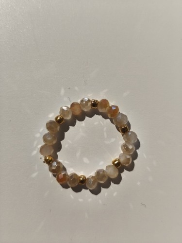 Pierścionek z beżowych i brzoskwiniowych kamieni oraz złotych koralików TOHO