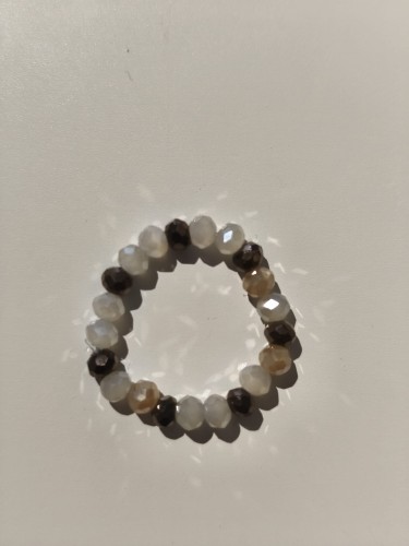 Pierścionek z mlecznych, brzoskwiniowych i brązowych kamieni