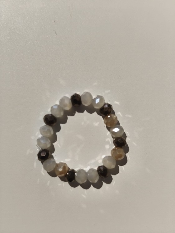 Pierścionek z mlecznych, brzoskwiniowych i brązowych kamieni