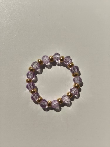 Pierścionek z jasnofioletowych kamieni i złotych koralików TOHO