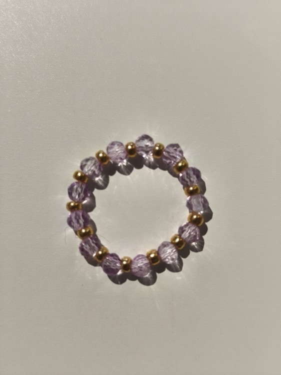 Pierścionek z jasnofioletowych kamieni i złotych koralików TOHO