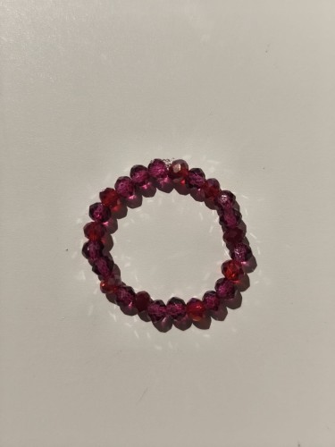 Pierścionek z różowych i czerwonych kamieni