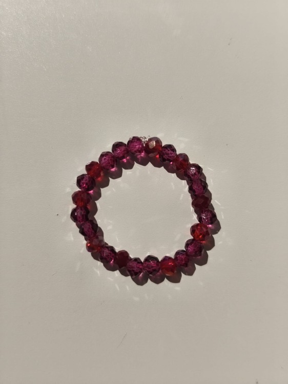 Pierścionek z różowych i czerwonych kamieni