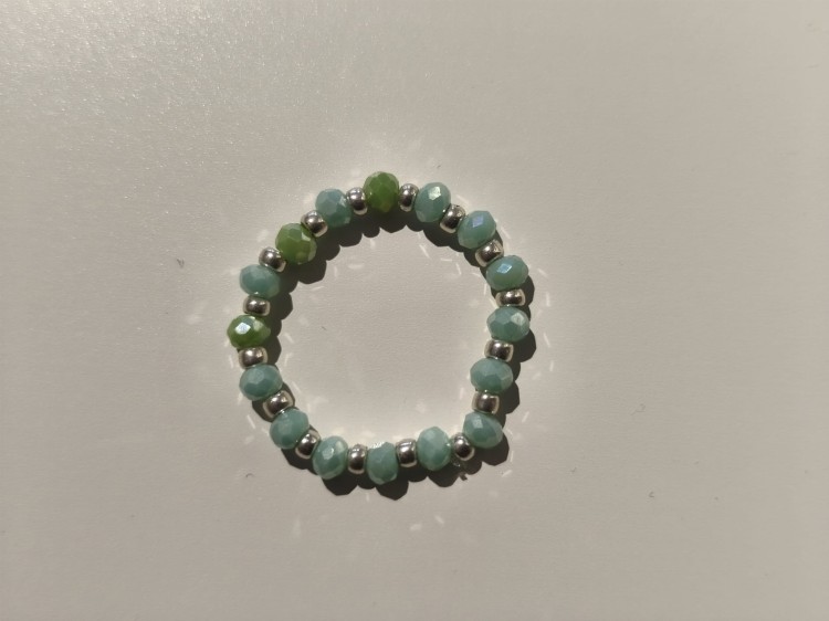 Pierścionek z seledynowych kamieni i srebrnych koralikami TOHO