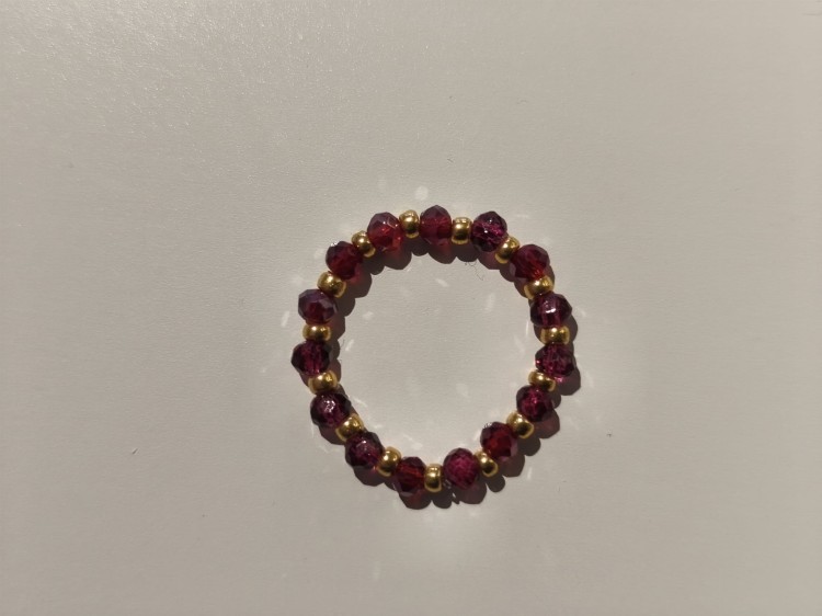 Pierścionek z czerwonych kamieni i złotych koralików TOHO