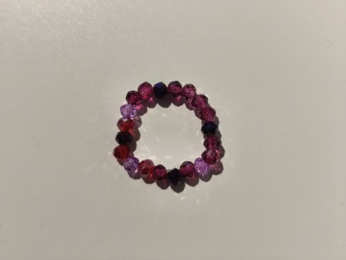 Pierścionek z różowych, czerwonych i fioletowych kamieni