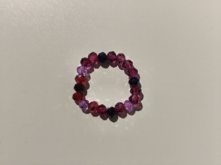 Pierścionek z różowych, czerwonych i fioletowych kamieni